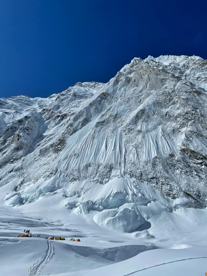 "Оставаться крайне опасно". Украинцы застряли в Непале: что известно